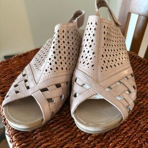 Earth Women's Pink Peep-Toe Sandals